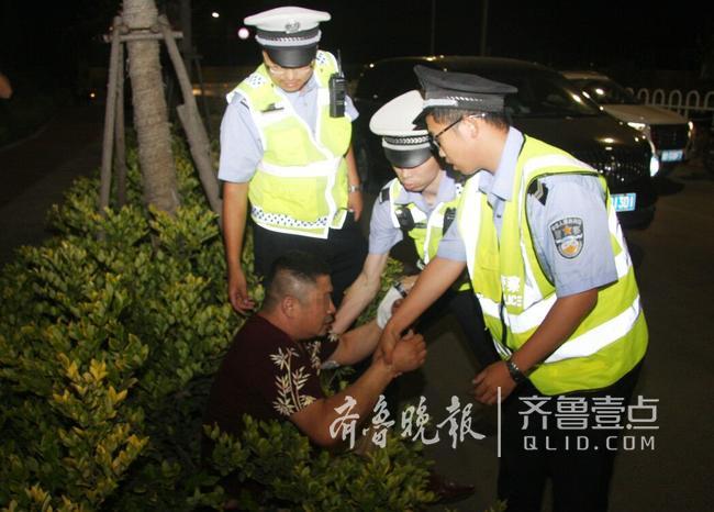 城阳出130余名警力查酒驾 一晚19名酒司机落网