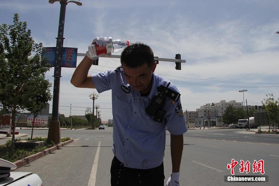 鲁番高温达45℃ 火焰山“定海神针”达70℃