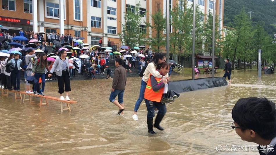 贵州高校积水 保洁阿姨背大学生&apos;过河&apos;