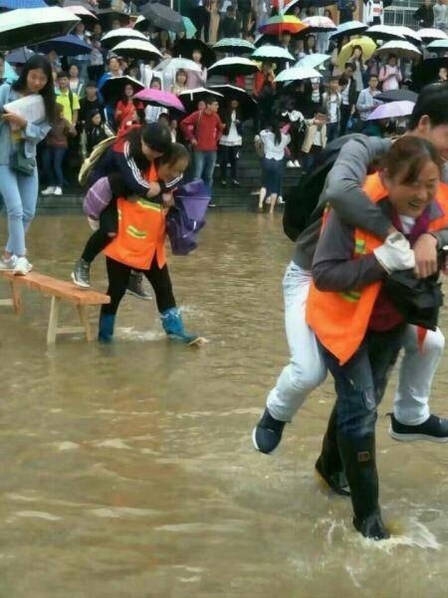 贵州高校积水 保洁阿姨背大学生&apos;过河&apos;