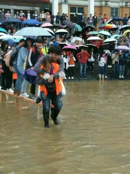 贵州高校积水 保洁阿姨背大学生&apos;过河&apos;