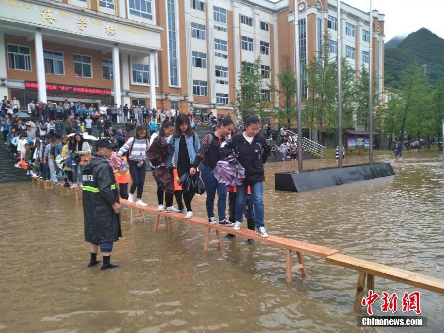 贵州高校积水 保洁阿姨背大学生&apos;过河&apos;