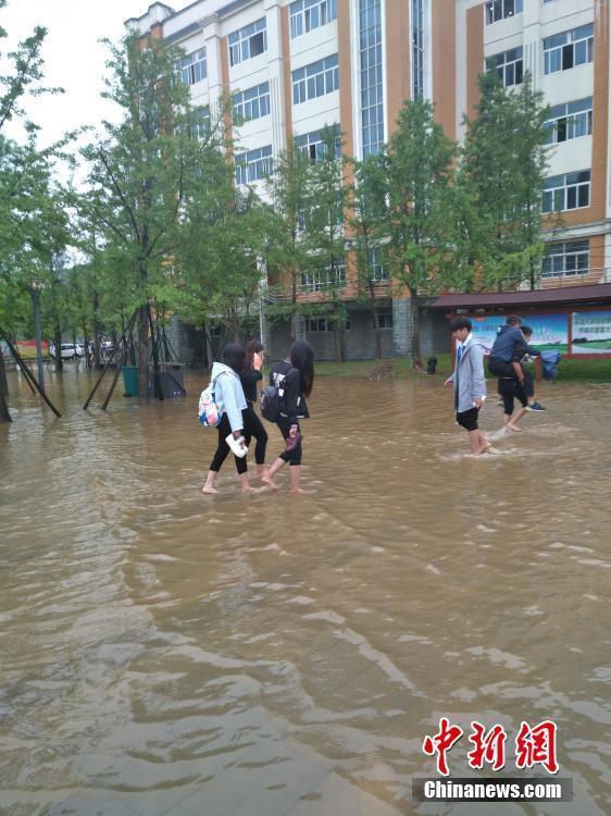 贵州高校积水 保洁阿姨背大学生&apos;过河&apos;