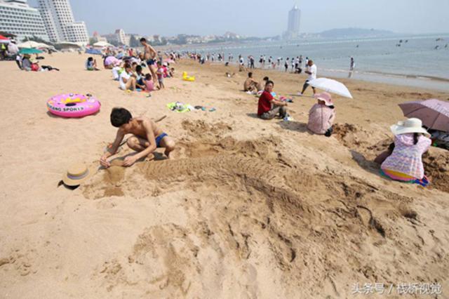 青岛独特日光浴？海滩上将身体埋进沙子里