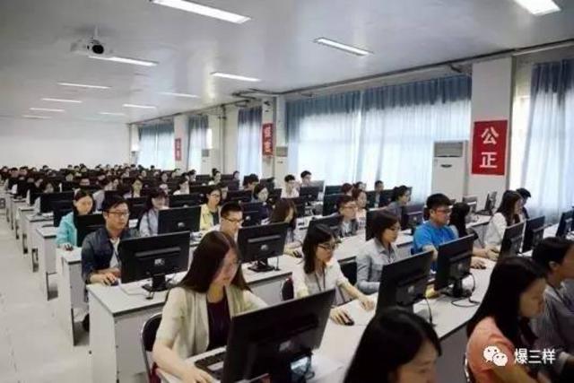 直击山东高考阅卷现场 每道题两老师同时评分 直击山东高考阅卷现场 每道题两老师同时评分