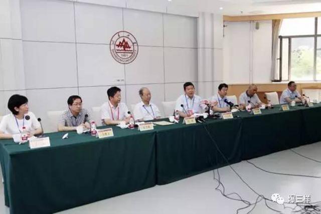 直击山东高考阅卷现场 每道题两老师同时评分 直击山东高考阅卷现场 每道题两老师同时评分