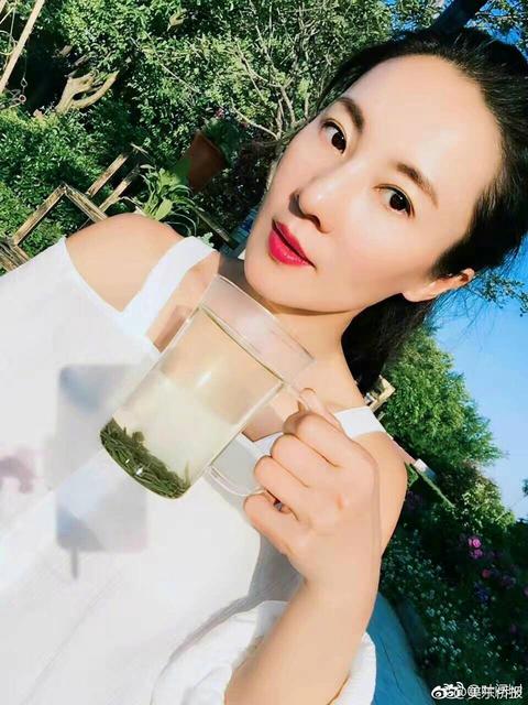 50岁健身女神性感凹造型 前凸后翘极致迷人