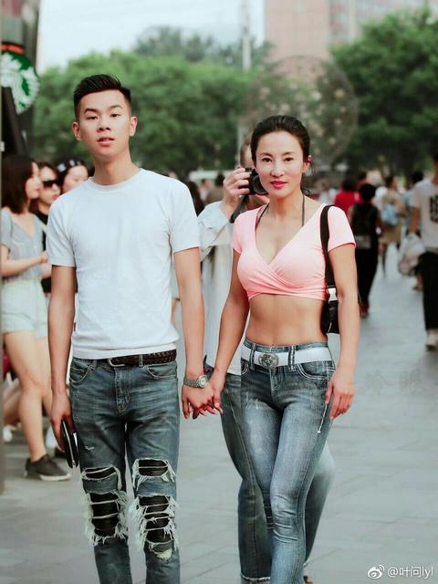 50岁健身女神性感凹造型 前凸后翘极致迷人