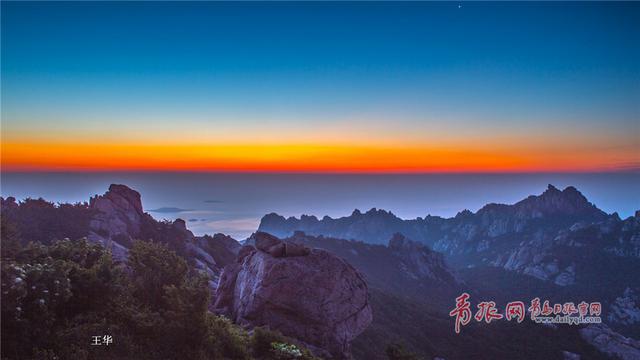 实拍崂山海上日出 天空惊现神奇云际线