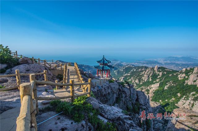 实拍崂山海上日出 天空惊现神奇云际线