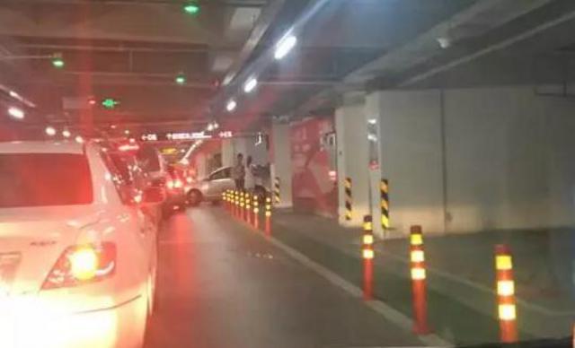万象城停车场被吐槽刷爆朋友圈 官方首次回应