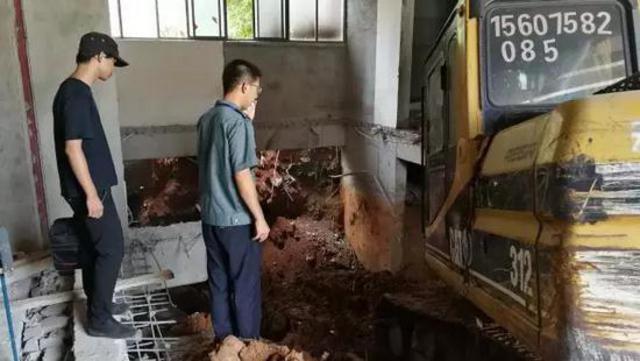 挖掘机开进楼挖5米大坑 惊动多个政府部门(图)