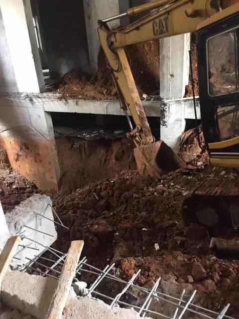 挖掘机开进楼挖5米大坑 惊动多个政府部门(图)