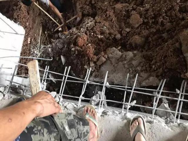 挖掘机开进楼挖5米大坑 惊动多个政府部门(图)