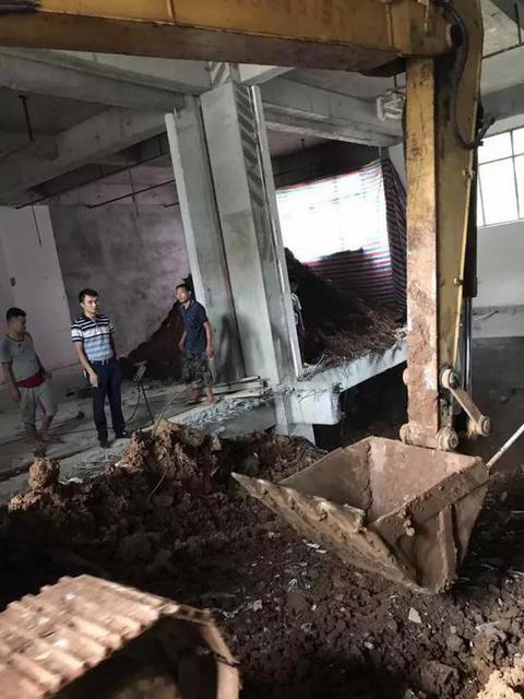挖掘机开进楼挖5米大坑 惊动多个政府部门(图)