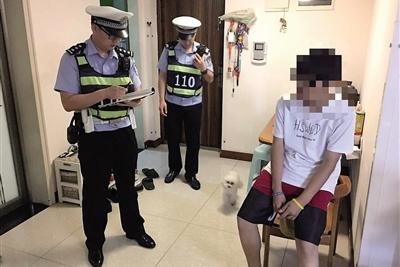 民警在小龙家里了解情况。