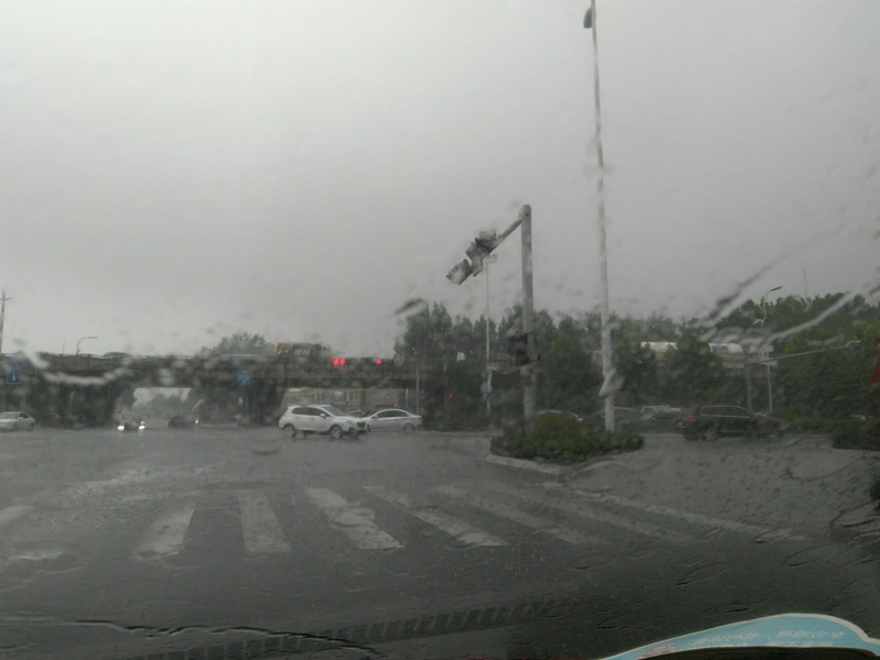 终于下雨了!今日上午青岛市部分地区暴雨倾盆