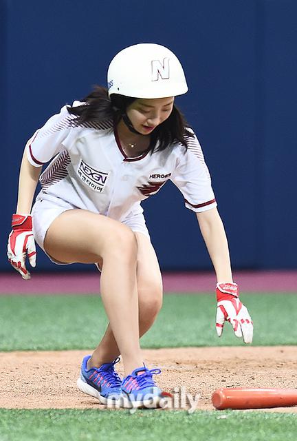 捡球少女单眼皮清纯秀气 啦啦队美艳抢镜