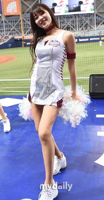 捡球少女单眼皮清纯秀气 啦啦队美艳抢镜