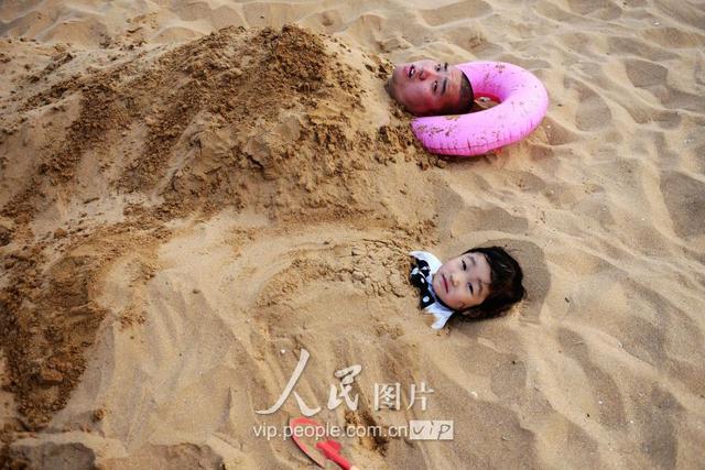 金沙滩浴场“沙浴”风靡 游客花式玩法畅享夏日