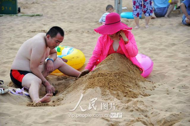 金沙滩浴场“沙浴”风靡 游客花式玩法畅享夏日
