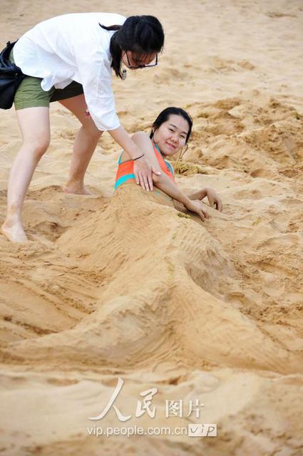 金沙滩浴场“沙浴”风靡 游客花式玩法畅享夏日