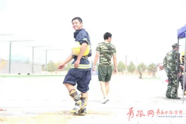青岛消防硬汉张凯:参与救援三千余次 亏欠家人很多 青岛消防硬汉张凯:参与救援三千余次 亏欠家人很多