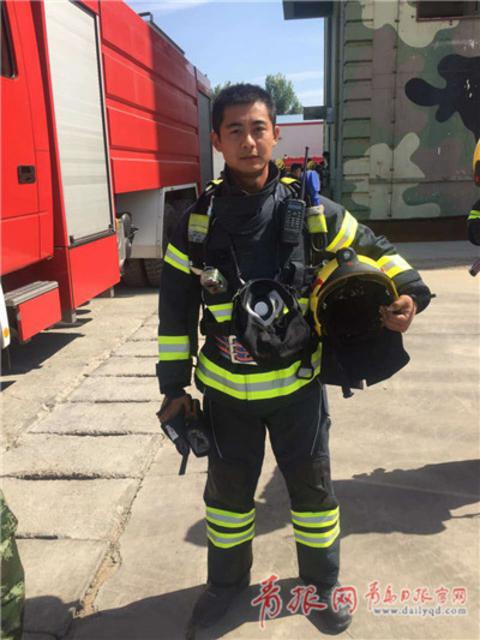 青岛消防硬汉张凯:参与救援三千余次 亏欠家人很多 青岛消防硬汉张凯:参与救援三千余次 亏欠家人很多