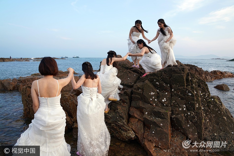 青岛女大学生身着婚纱拍摄毕业纪念照