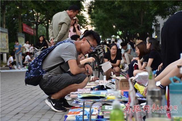 实拍青岛高校跳蚤市场：物品琳琅满目如批发市场