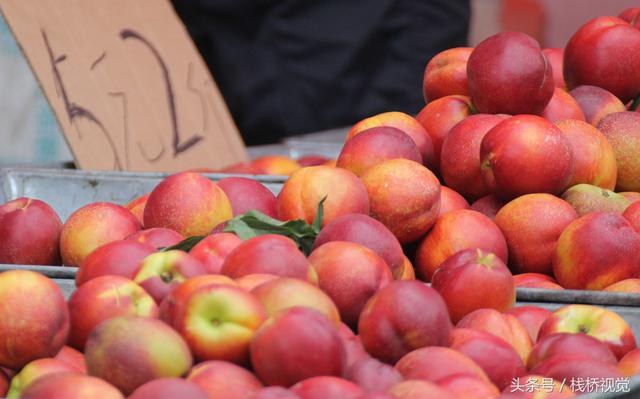 油桃大量上市5块钱2斤 清香可口甜蜜多汁