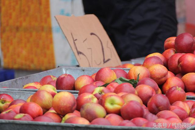 油桃大量上市5块钱2斤 清香可口甜蜜多汁