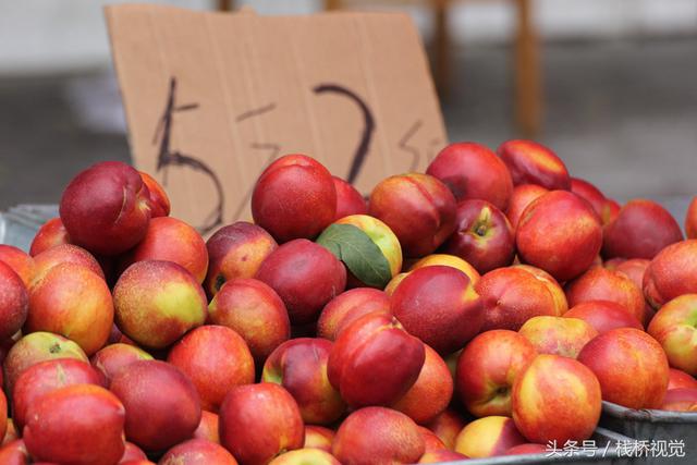 油桃大量上市5块钱2斤 清香可口甜蜜多汁