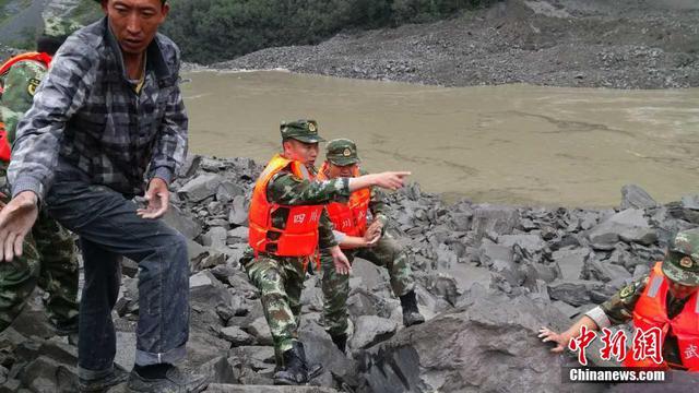 四川茂县山体垮塌100余人失踪 现场400余人救援