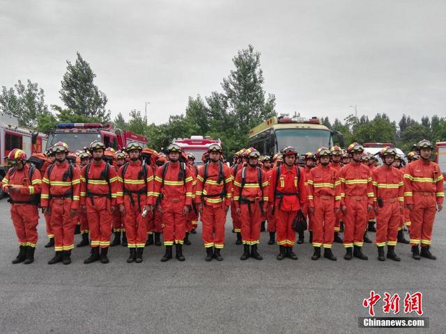 四川茂县山体垮塌100余人失踪 现场400余人救援