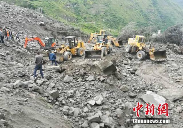 四川茂县山体垮塌100余人失踪 现场400余人救援