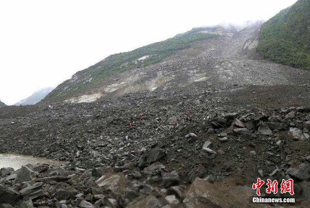 四川茂县山体垮塌100余人失踪 现场400余人救援