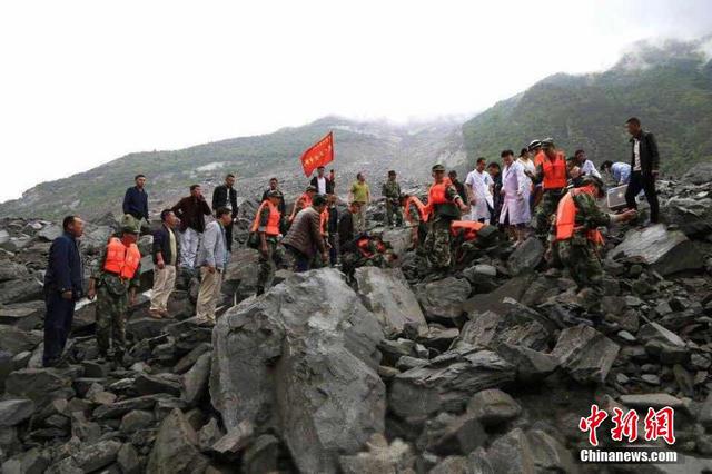 四川茂县山体垮塌100余人失踪 现场400余人救援