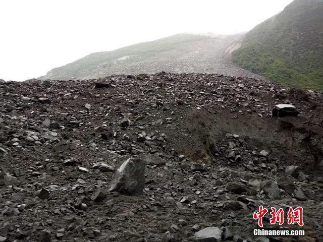 四川茂县山体垮塌100余人失踪 现场400余人救援