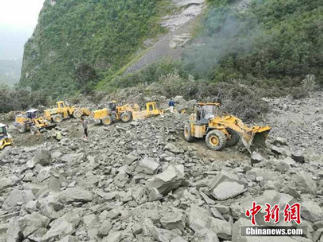 四川茂县山体垮塌100余人失踪 现场400余人救援