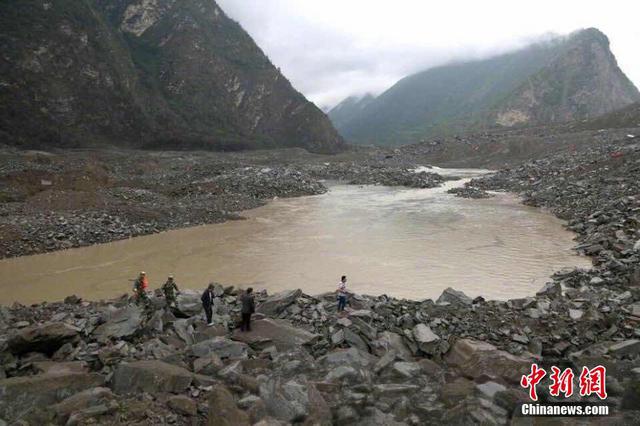 四川茂县山体垮塌100余人失踪 现场400余人救援