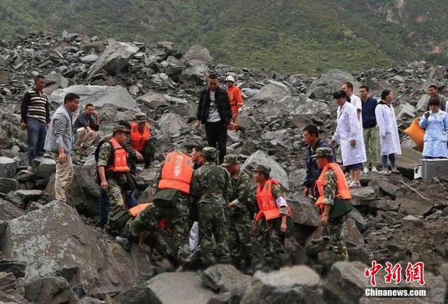 四川茂县山体垮塌100余人失踪 现场400余人救援