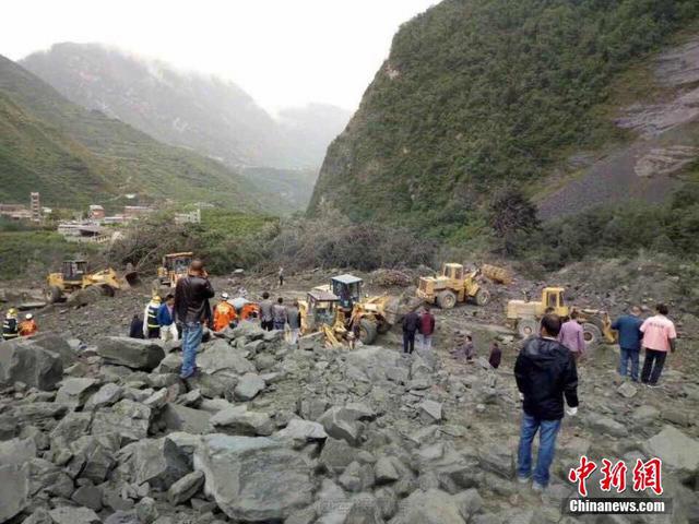 四川茂县山体垮塌100余人失踪 现场400余人救援