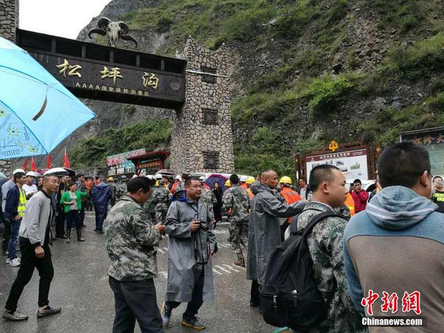 四川茂县山体垮塌100余人失踪 现场400余人救援