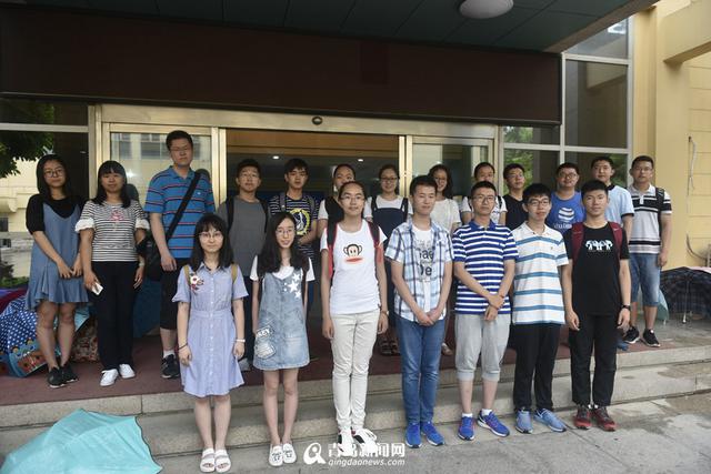 青岛二中学霸团亮相:11人被清华北大录取(图)