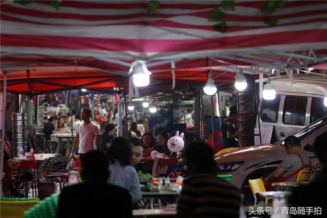 青岛这条美食街 暴雨过后的午夜依然人声鼎沸