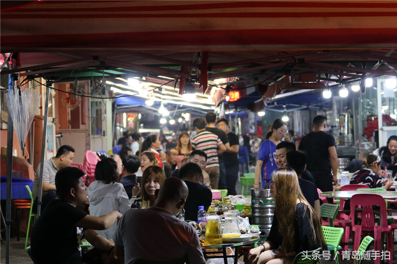 青岛这条美食街 暴雨过后的午夜依然人声鼎沸