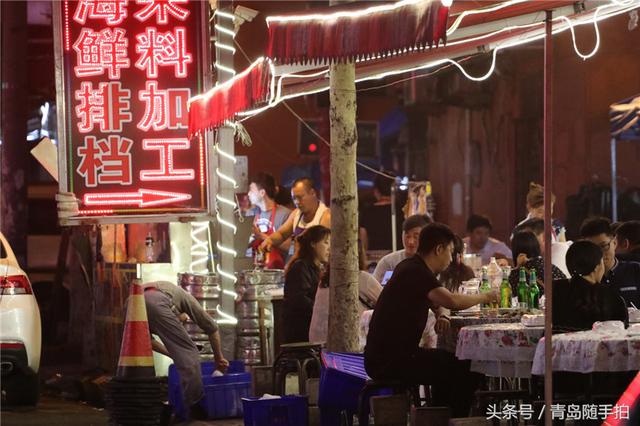 青岛这条美食街 暴雨过后的午夜依然人声鼎沸
