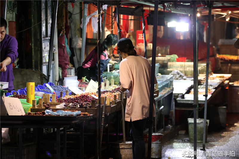 青岛这条美食街 暴雨过后的午夜依然人声鼎沸