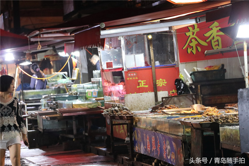 青岛这条美食街 暴雨过后的午夜依然人声鼎沸